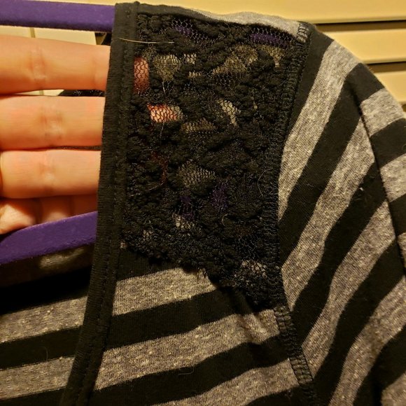 Mid Button-up V-neck Blouse - Picture 2 of 5